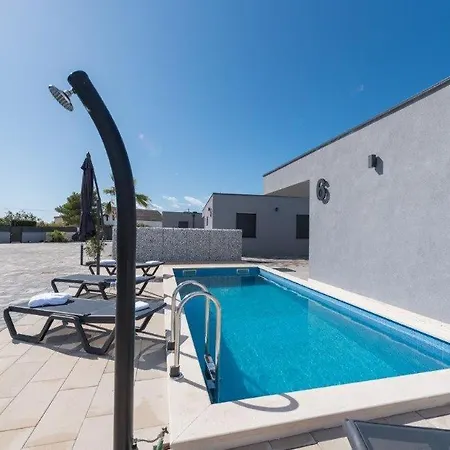 Amazing In With Outdoor Swimming Pool, Sauna And Wifi *
