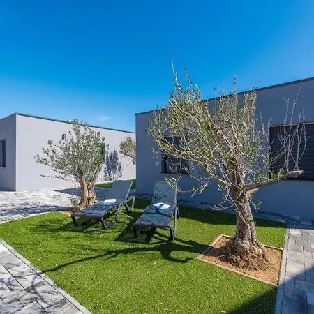 Villa Amazing In With Outdoor Swimming Pool, Sauna And Wifi *