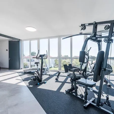 Amazing In With Outdoor Swimming Pool, Sauna And Wifi