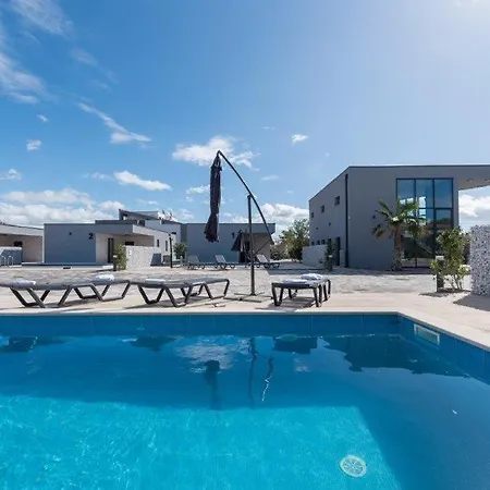 Amazing In With Outdoor Swimming Pool, Sauna And Wifi *