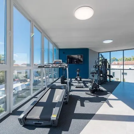 Amazing In With Outdoor Swimming Pool, Sauna And Wifi *