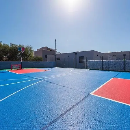 Amazing In With Outdoor Swimming Pool, Sauna And Wifi